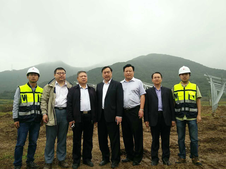 1492483992117001.jpg 1-2 趙振元在工地與大家一起合影.jpg