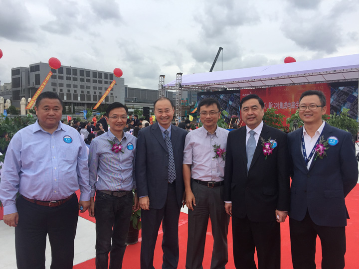 1492495652965240.jpg 2-1趙振元與國家集成電路基金副總韋俊、中芯執行副總李智、副總崔東等親切合影.jpg