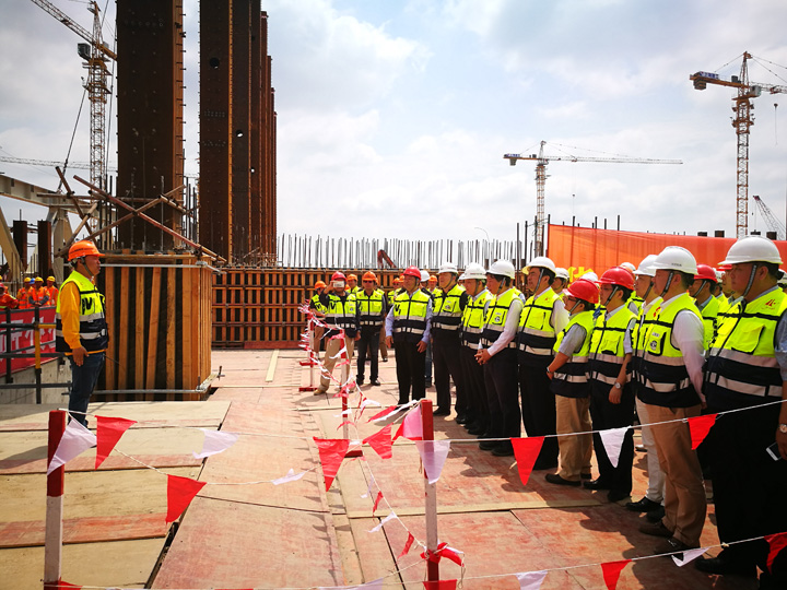 2-上海建工機(jī)施公司項(xiàng)目經(jīng)理詹志勇宣布華力12英寸生產(chǎn)線建設(shè)項(xiàng)目鋼屋架安裝儀式正式開(kāi)始.jpg