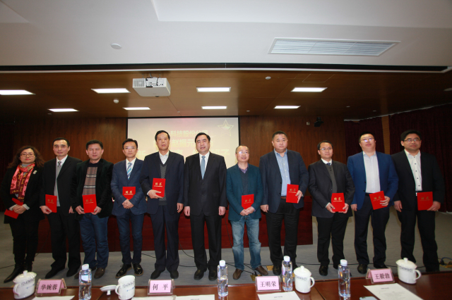 21-十一科技股份公司執(zhí)行班子成員何平、王明云、王毅勃、孫明、白焰、余才志、王利、萬里浪、季超、姚紅親切合影.jpg