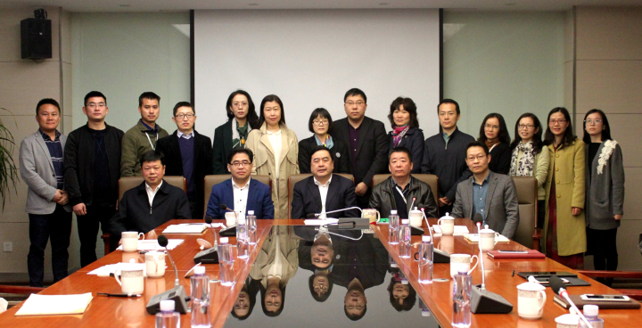 1496504418746193.jpg 3-趙振元同志與參會(huì)干部親切合影.jpg