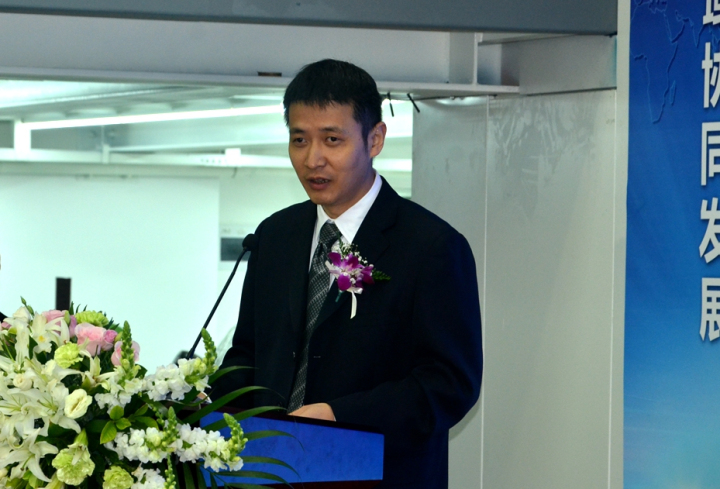 1496509533122652.jpg 6-成華區(qū)區(qū)委副書記趙鋼代表成華區(qū)區(qū)委書記劉光強致辭.jpg